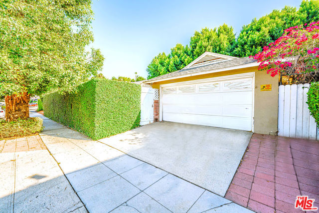 5353 Don Pio Drive, Woodland Hills CA: https://media.crmls.org/mediaz/fe2d61e1-e33b-434e-ac19-23ab48817a7a.jpg