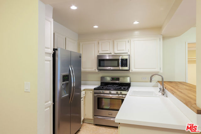 950 N Kings Road, West Hollywood CA: https://media.crmls.org/mediaz/fe2dcbfb-1449-46c6-b875-62d8e1e5dc44.jpg