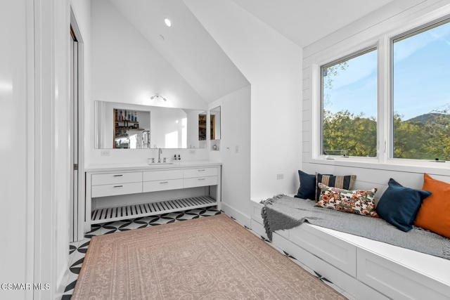 2443 Stafford Road, Lake Sherwood CA: https://media.crmls.org/mediaz/fe2e2068-2f3a-42e7-b81a-6de97d3041fb.jpg
