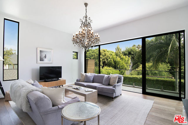 338 S Highland Avenue, Los Angeles CA: https://media.crmls.org/mediaz/fe2e45fb-d0a3-45e3-9a8f-42d3e5e5fdbc.jpg