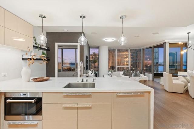 888 W E St, San Diego CA: https://media.crmls.org/mediaz/fe2e5b0a-b81e-445b-a688-a13c3dc0411e.jpg
