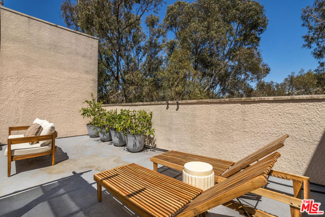 410 S Barrington Avenue, Los Angeles CA: https://media.crmls.org/mediaz/fe2e72f9-682f-4e11-a945-51fd11c871a3.jpg