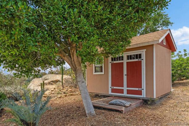 12443 Mirar De Valle, Valley Center CA: https://media.crmls.org/mediaz/fe2eb906-e95a-4745-8377-2026e0fb5093.jpg