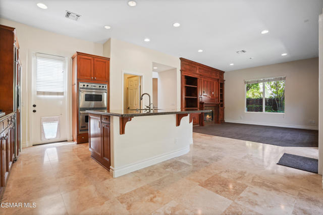 6077 Mandeville Place, Oak Park CA: https://media.crmls.org/mediaz/fe2f8c81-e5c4-4f21-a40f-293c47ff4ec3.jpg
