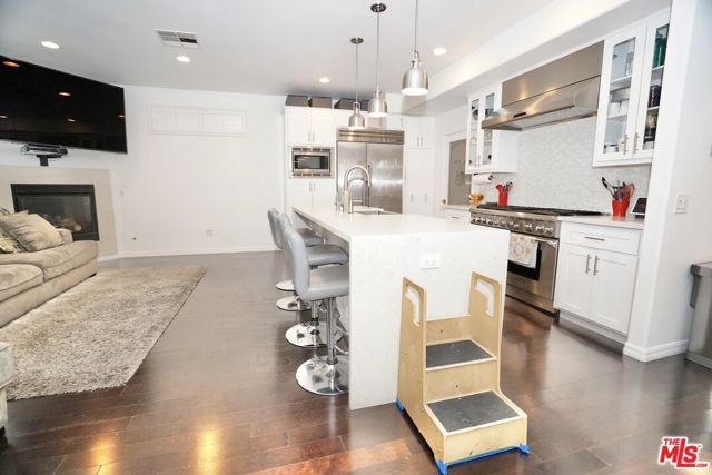 9009 S Calvin Way, Inglewood CA: https://media.crmls.org/mediaz/fe2ffd4e-ef16-413c-94ad-68b66c0e2207.jpg