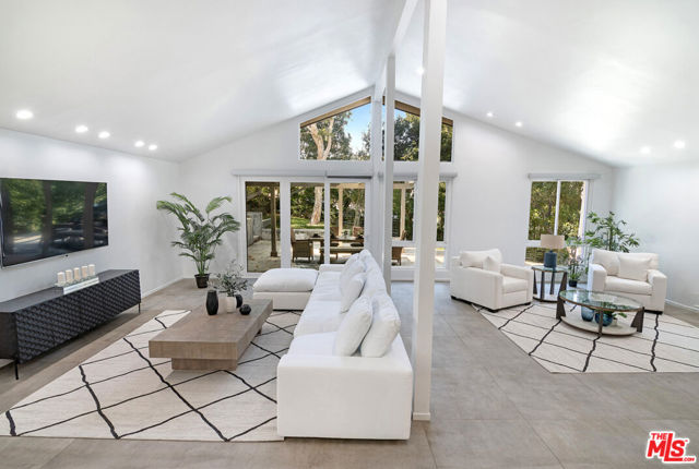 3585 Alana Drive, Sherman Oaks CA: https://media.crmls.org/mediaz/fe30ade5-0811-4da2-ae26-ac61d54a2ebf.jpg