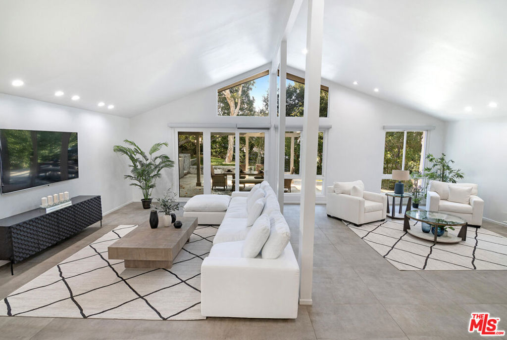 3585 Alana DriveSherman Oaks image #4
