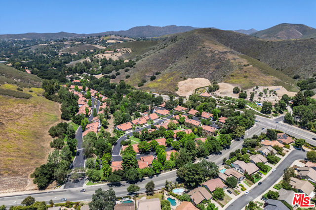 4042 Stoneriver Court, Westlake Village CA: https://media.crmls.org/mediaz/fe33734e-cde5-4ba1-93a3-61e4318327a8.jpg