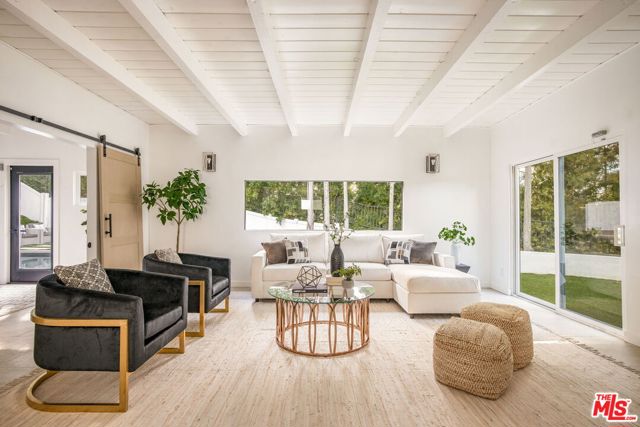 16733 Oak View Drive, Encino CA: https://media.crmls.org/mediaz/fe3380ab-7ec0-4fb0-8943-4255ebaf6e55.jpg