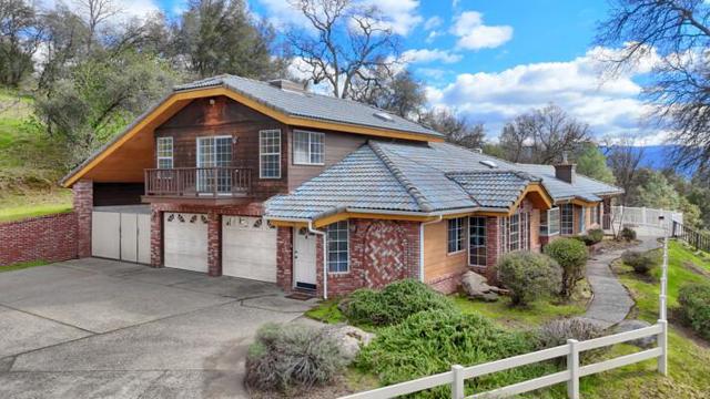 40835 Big Oak Flat Road, Oakhurst CA: https://media.crmls.org/mediaz/fe33aade-a956-445c-b812-b6e9f112362a.jpg