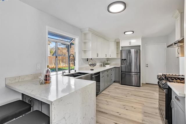 427 Summerwood Dr, Fremont CA: https://media.crmls.org/mediaz/fe33b17c-abd9-41c3-a02b-1298fda81aef.jpg