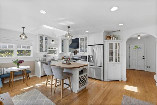 903 Moana Dr, San Diego CA: https://media.crmls.org/mediaz/fe33dafe-831d-4168-923f-b6470e6e0479.jpg