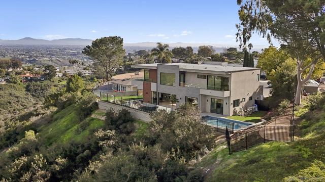 2448 Sagebrush Ct, La Jolla CA: https://media.crmls.org/mediaz/fe340b57-e825-4ddf-b99b-fec85dabc074.jpg