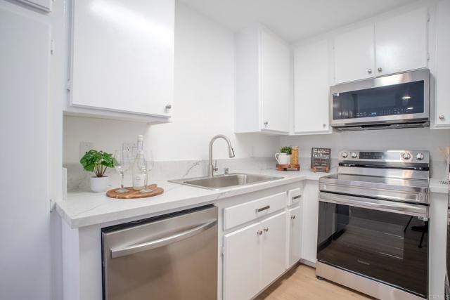 Detail Gallery Image 4 of 10 For 6330 Genesee Ave #318,  San Diego,  CA 92122 - 1 Beds | 1 Baths