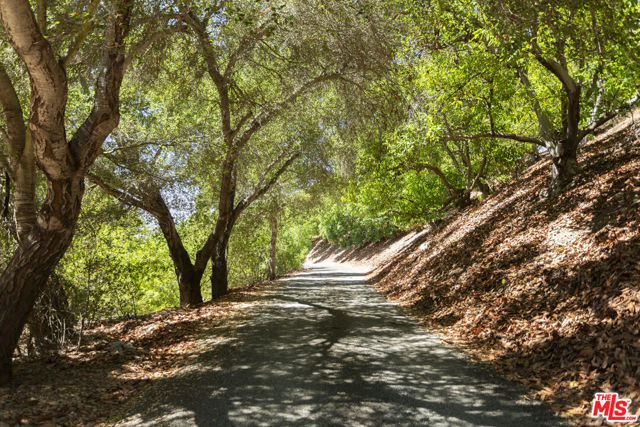 10880 Creek Road, Ojai CA: https://media.crmls.org/mediaz/fe36833f-524b-4476-8859-b5ee0e0fd33a.jpg