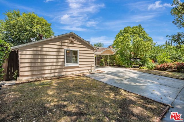 22125 Costanso Street, Woodland Hills CA: https://media.crmls.org/mediaz/fe36acde-7c58-4f11-b9a2-e090a1643953.jpg
