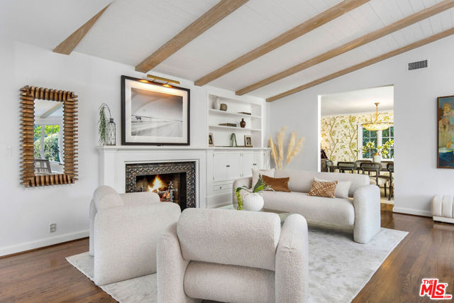 10155 Valley Spring Lane, Toluca Lake CA: https://media.crmls.org/mediaz/fe38d1f1-cc66-42f1-b4ac-f3c74b406552.jpg