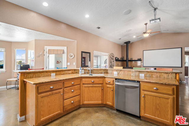 9999 Del Sol Avenue, Phelan CA: https://media.crmls.org/mediaz/fe390b7f-726b-459e-b394-5350ac3d487e.jpg