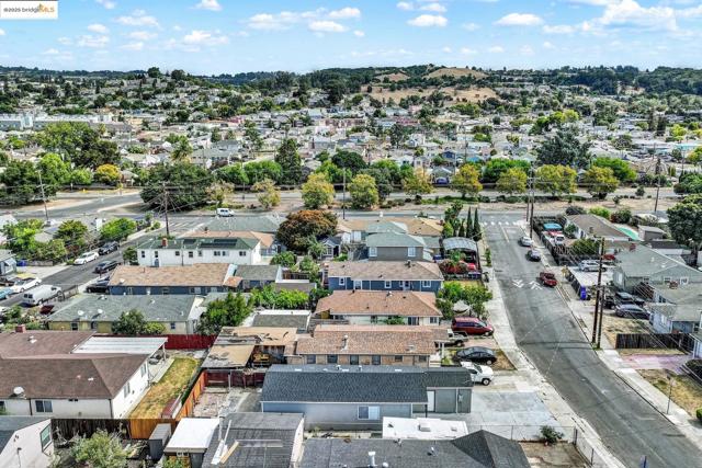 2125 102Nd Ave, Oakland CA: https://media.crmls.org/mediaz/fe39bdbc-9020-41c2-a530-19cb68b9a802.jpg
