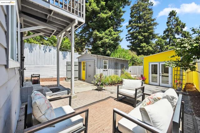 3316 Coolidge Ave, Oakland CA: https://media.crmls.org/mediaz/fe39ef58-f935-4bcd-aa1f-44ea1de27f7a.jpg