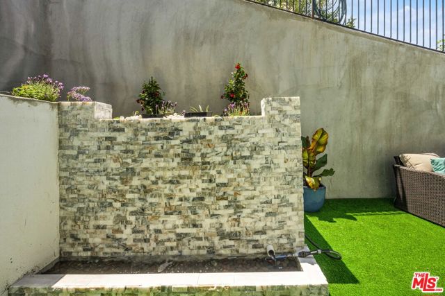 4841 Minden Place, Los Angeles CA: https://media.crmls.org/mediaz/fe3a58f4-bef2-4a8c-987f-eea7ffcfc98a.jpg