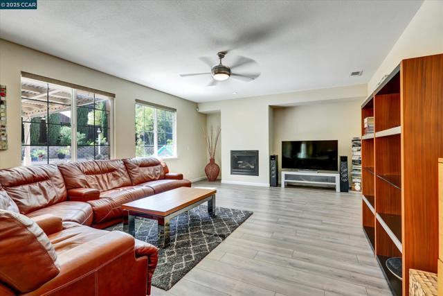 4007 Oak Knoll St, Antioch CA: https://media.crmls.org/mediaz/fe3b250d-7692-412c-9b6c-83a576b7d5e2.jpg