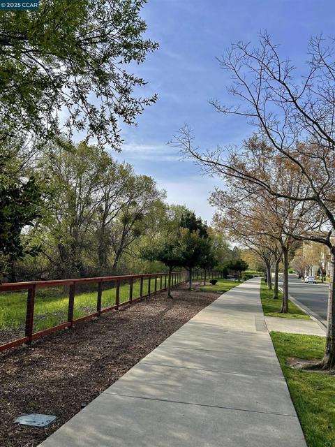 2036 Serra Ln, Hercules CA: https://media.crmls.org/mediaz/fe3be62e-468b-4118-ad8e-848057f9a430.jpg