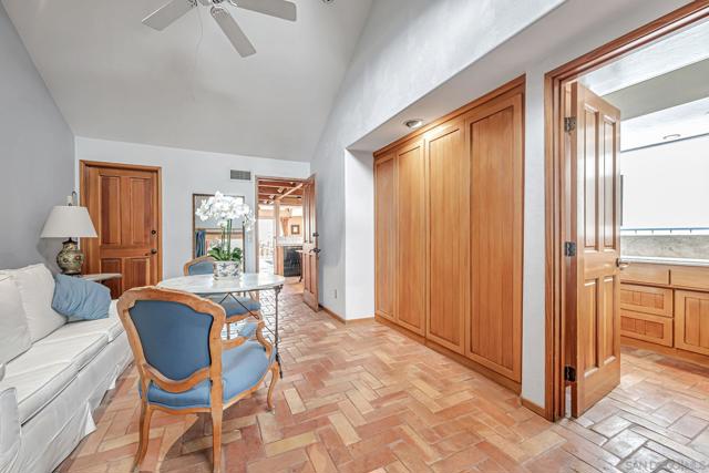 2210 Avenida De La Playa, La Jolla CA: https://media.crmls.org/mediaz/fe3c2df1-280d-4301-b329-0ff6b6e61fc0.jpg