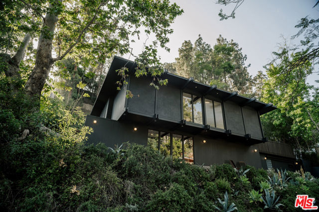 5649 Valley Oak Drive, Los Angeles CA: https://media.crmls.org/mediaz/fe3c3ad2-fc5f-460e-9220-928c90b050cc.jpg