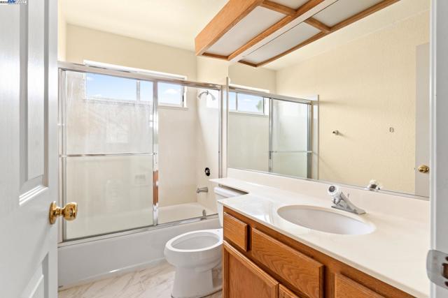 104 Bridgeview Ct, Crockett CA: https://media.crmls.org/mediaz/fe3c561d-d2a4-4fa4-a516-81b244e706c3.jpg
