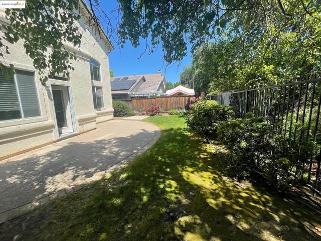538 Apple Hill Dr, Brentwood CA: https://media.crmls.org/mediaz/fe3ce7fc-5916-4d86-a87c-3bff9773297c.jpg