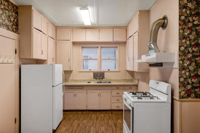 486 VAN BUREN ST, Monterey CA: https://media.crmls.org/mediaz/fe3da44d-1915-4f3d-a4ee-8a2657487169.jpg