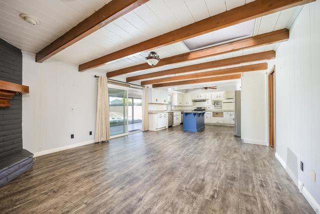 26463 Hamre Pl, Hemet CA: https://media.crmls.org/mediaz/fe3dd7e9-4bc9-4e17-8070-3ad8809af5f8.jpg