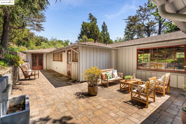2976 Joaquin Miller Rd, Oakland CA: https://media.crmls.org/mediaz/fe3e0148-4b6e-4655-9b67-632619736a50.jpg