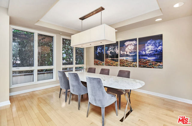 121 N Almont Drive, Beverly Hills CA: https://media.crmls.org/mediaz/fe3e1aa1-3ed1-4943-8275-c5a7d8a2904c.jpg
