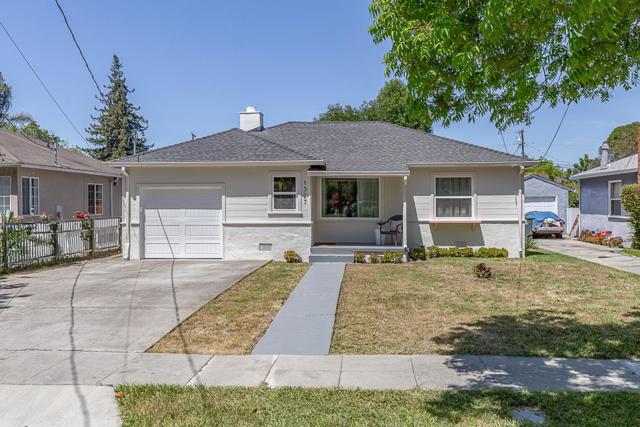 1327 Madera Avenue, Menlo Park CA: https://media.crmls.org/mediaz/fe3ee3af-019c-4685-8ed6-d9362ab3b180.jpg