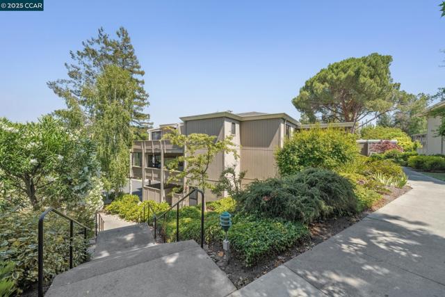 1150 Canyonwood Court, Walnut Creek CA: https://media.crmls.org/mediaz/fe3fe273-d16c-4826-802d-d39ff45397e7.jpg