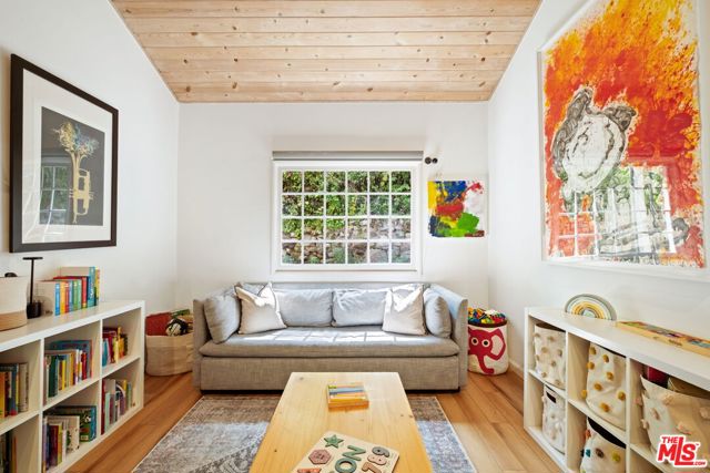 2204 Stanley Hills Drive, Los Angeles CA: https://media.crmls.org/mediaz/fe3fe66b-1060-4401-86ca-bd20eeae641b.jpg