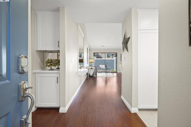 3525 Mcsherry Way, Alameda CA: https://media.crmls.org/mediaz/fe403254-4801-4108-9c9d-853895281aea.jpg