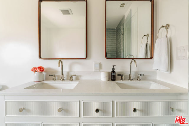 5635 S Chariton Avenue, Los Angeles CA: https://media.crmls.org/mediaz/fe4054e8-2443-4372-a028-a1ac00c2498f.jpg