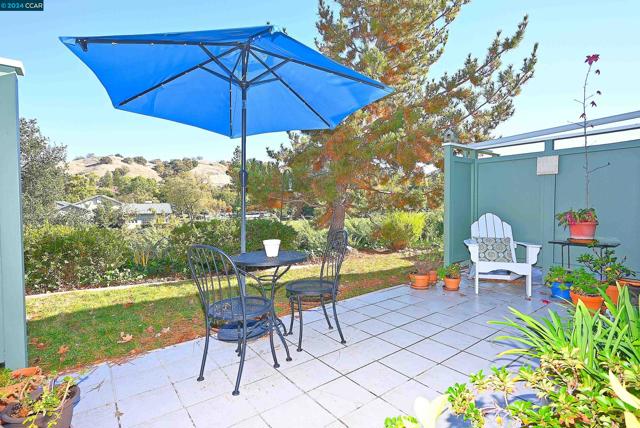 2748 Tice Creek Dr, Walnut Creek CA: https://media.crmls.org/mediaz/fe406587-7de8-4d6e-ac89-944c67bebec5.jpg
