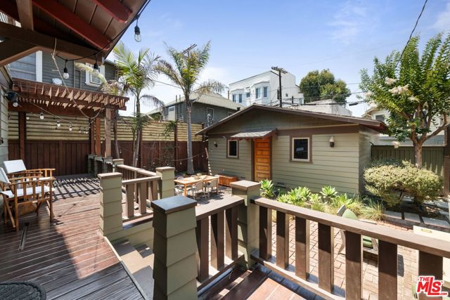 21 Park Avenue, Venice CA: https://media.crmls.org/mediaz/fe40a01d-9686-4b94-b5cd-c2f216895208.jpg