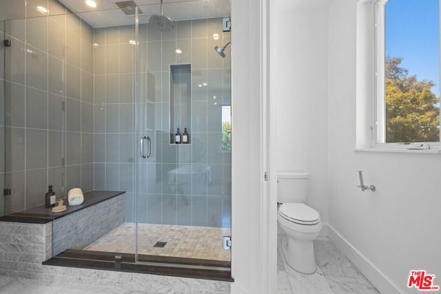 2590 Amherst Avenue, Los Angeles CA: https://media.crmls.org/mediaz/fe413d0a-94bc-4f5a-946a-9057a2ed3d6d.jpg