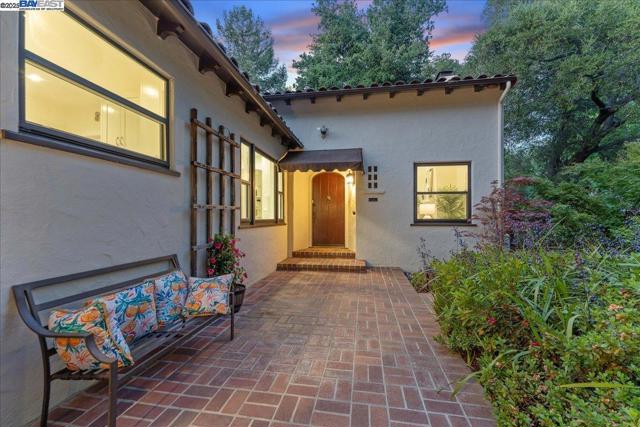 405 Kingsley Ave, Palo Alto CA: https://media.crmls.org/mediaz/fe417a1f-9dab-4339-821b-ce0c425c7066.jpg