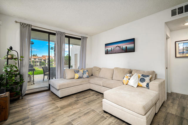 54964 Firestone, La Quinta CA: https://media.crmls.org/mediaz/fe41def9-dd13-4925-becd-1676f6647711.jpg