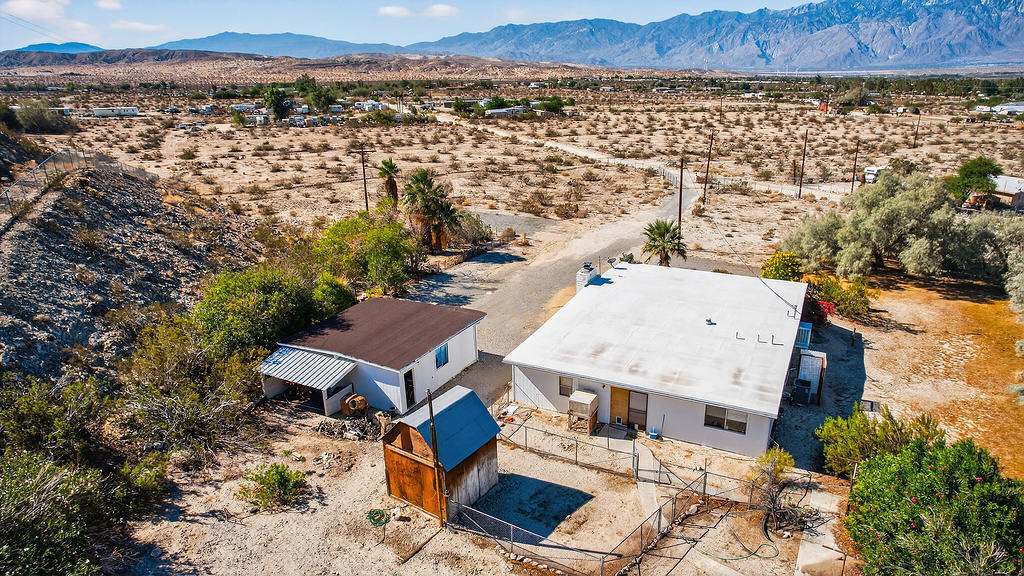 https://media.crmls.org/mediaz/fe4366a1-040d-4c1b-9619-ae83db4de963.jpg?preset=X-Large