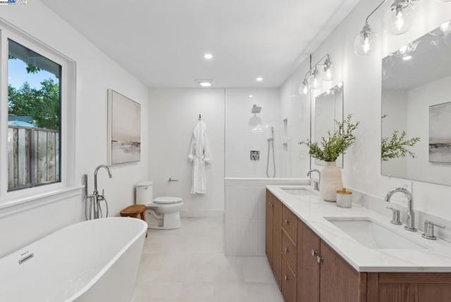 2129 Youngs Ct, Walnut Creek CA: https://media.crmls.org/mediaz/fe43c9af-290f-41ff-9202-ec8fb162260b.jpg