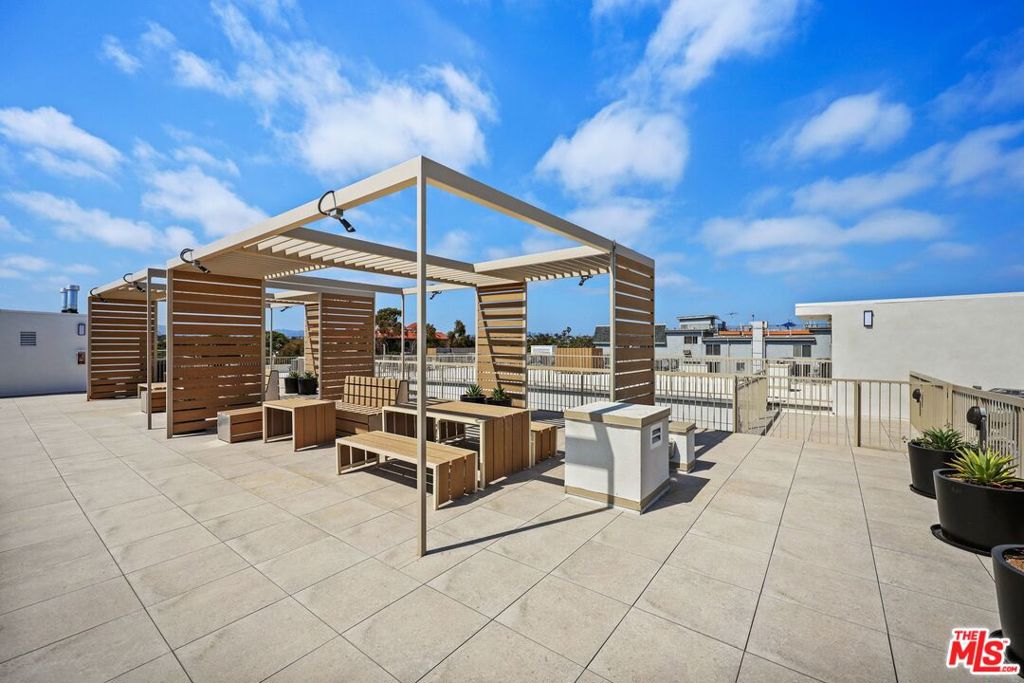 1600 Venice Boulevard #402