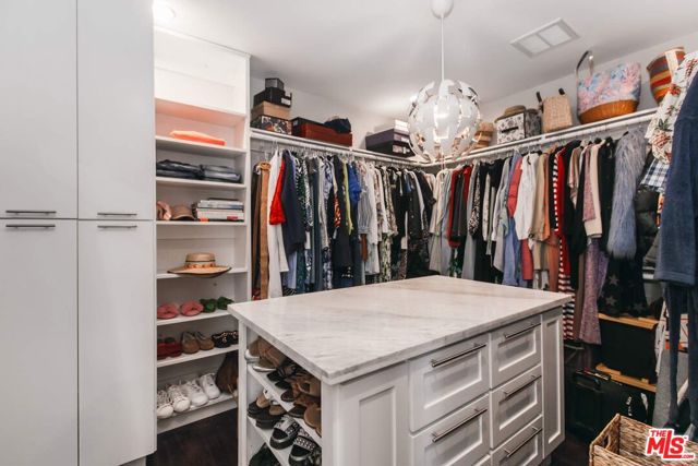 3200 Wrightwood Drive, Studio City CA: https://media.crmls.org/mediaz/fe454760-77ff-4b61-8079-54a5c25af908.jpg