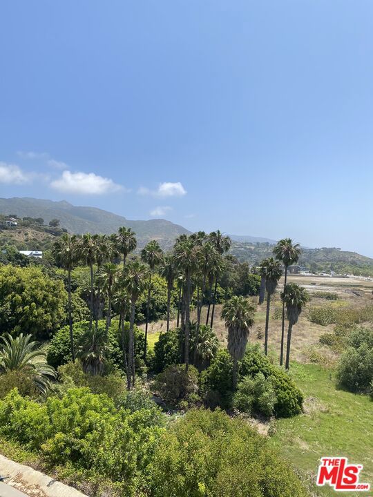 https://media.crmls.org/mediaz/fe4633ab-9c35-44ce-83d9-d12ee0052339.jpg?preset=X-Large